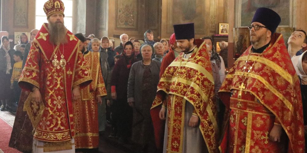 Епископ Павлово-Посадский Силуан совершил Божественную Литургию в храме Всемилостивого Спаса в Воронове г. Москвы.
