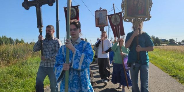 В день памяти Смоленской иконы Божией Матери состоялся крестный ход и Божественная литургия в часовне деревни Безобразово.