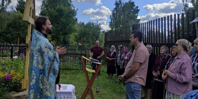 В день праздника Успения на месте разрушенного храма в Свитино совершён молебен.